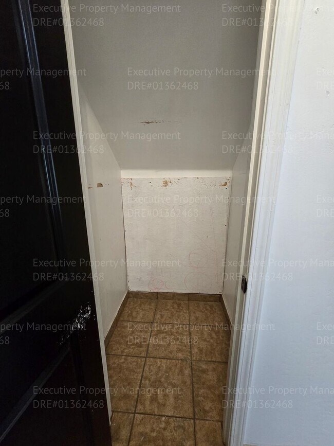 Building Photo - 3 bedroom/ 2.5 bathroom 2 story home.