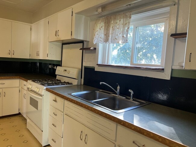 Building Photo - Spacious 4 Bedroom Hamilton, MI