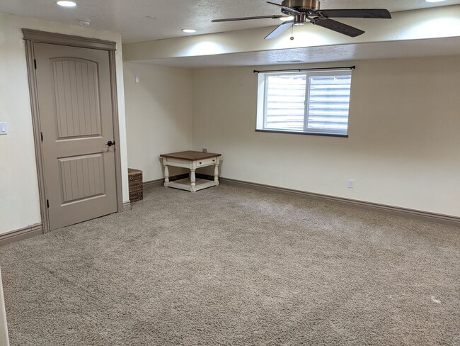 Building Photo - Large and Peaceful Basement Apartment in M...