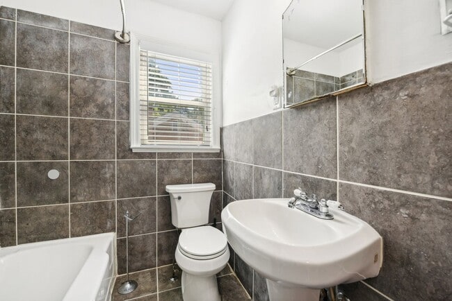 Building Photo - Charming 3BR House in Charlotte