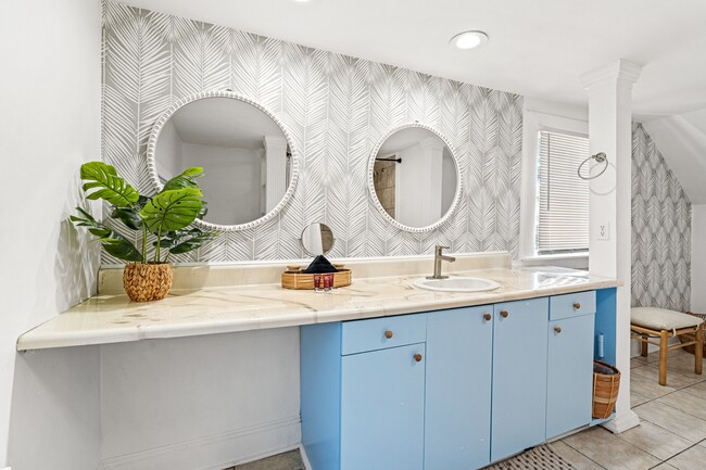 Building Photo - 1713 Paris Ave W