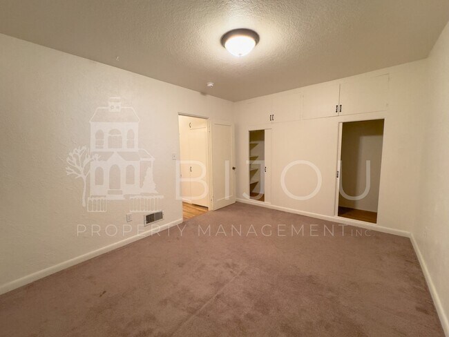 Building Photo - Ivywild Main Floor Living