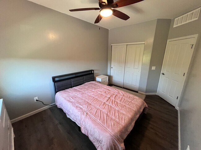 Building Photo - Central- FURNISHED 4 bedroom/ 3 bathroom h...