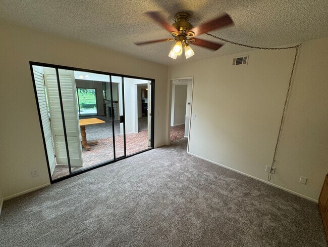 Building Photo - Single story 3 bed 2 bath in gated communi...