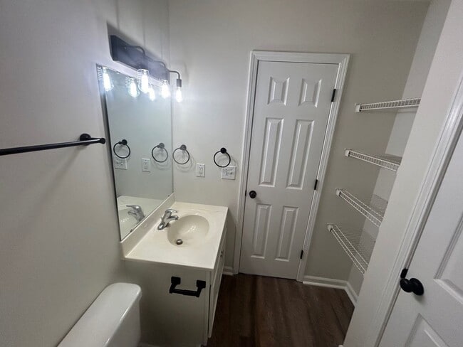 Building Photo - 3-bedroom, 2.5-bathroom two-story home located in the desirable Gatewood Communities!