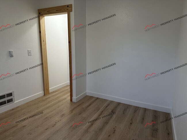 Building Photo - R58