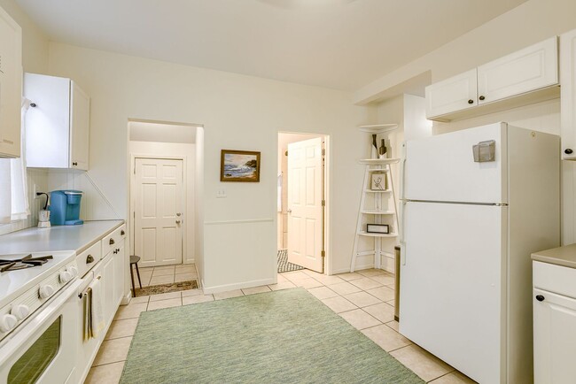 Building Photo - Charming 2 Bedroom with Fenced Yard & Parking Near Old Market!