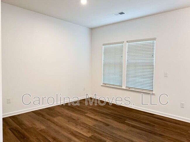 Building Photo - 345 Bucklebury Rd