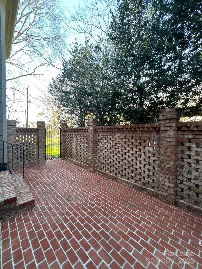 Building Photo - 2735 Sharon Rd