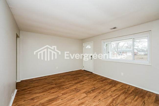 Building Photo - 5679 Tall Oaks Dr