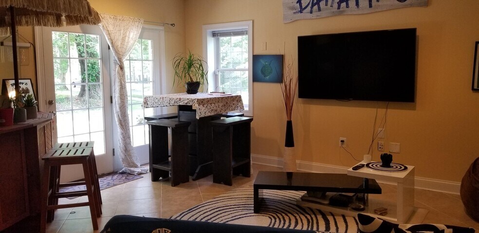 Breakfast nook - 16114 Nursery Ln