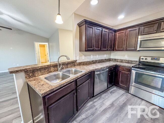 Building Photo - 200 Willow Pond Dr