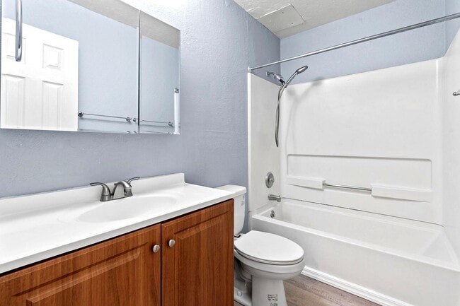 Building Photo - Updated Apartment with Community Pool!