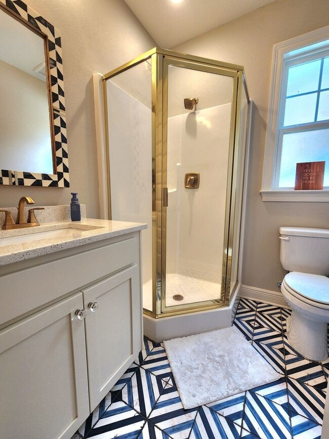 Building Photo - Stunning 2-story Home in the Coveted East Pensacola Heights!