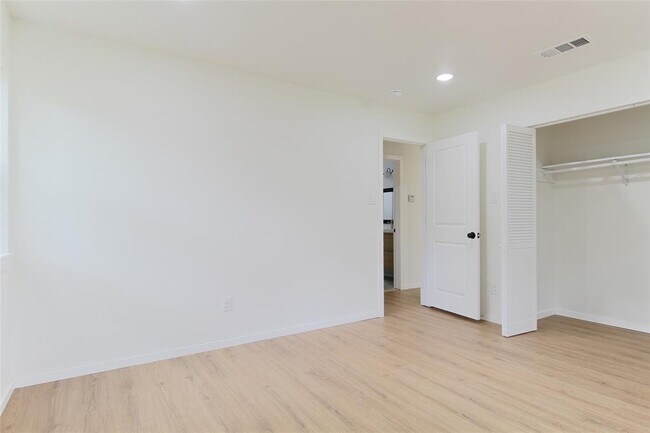 Building Photo - 305 Rowland Dr