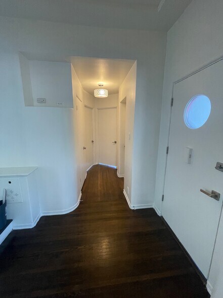 Building Photo - 3043 Hollycrest Dr
