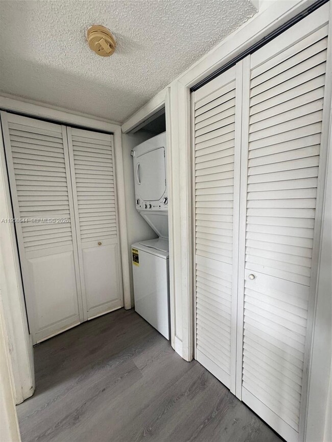 Building Photo - 163 Lakeview Dr