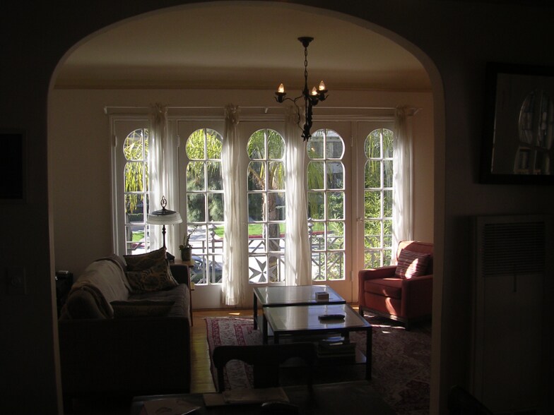 Building Photo - 2260 N Beachwood Dr