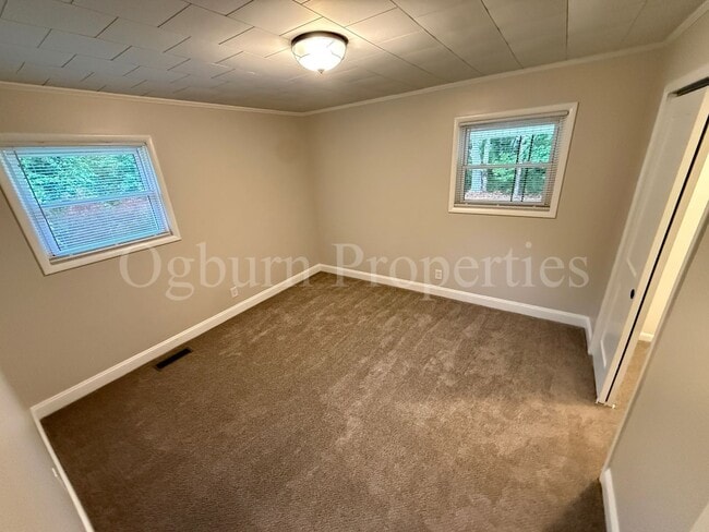 Building Photo - 204 Willow Creek Rd