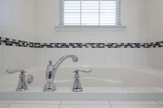 Building Photo - 337 Roche Dr