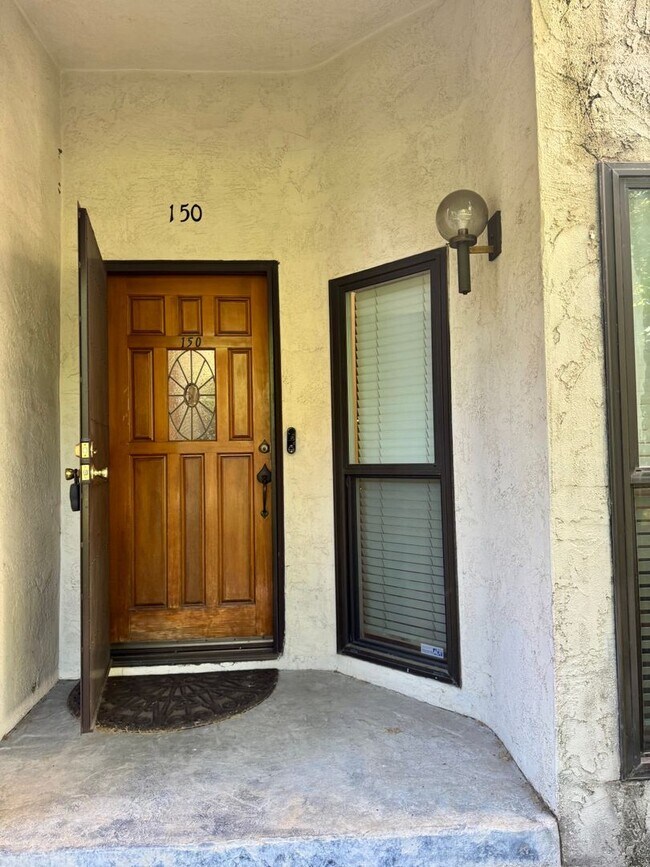 Building Photo - 2 Bedroom, 2 Bath Condo
