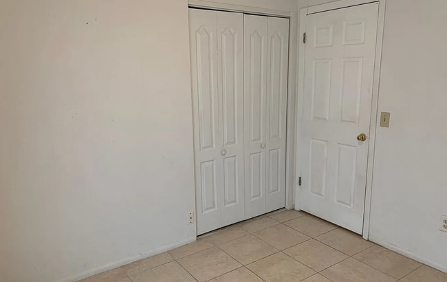 Building Photo - 3 bed 2 bath pool home for rent in East Orlando