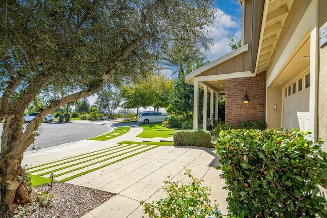 Building Photo - Exceptional Remodeled & Professionally Fur...
