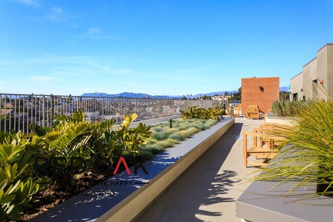 Building Photo - 1011-1013 Everett St-B-213