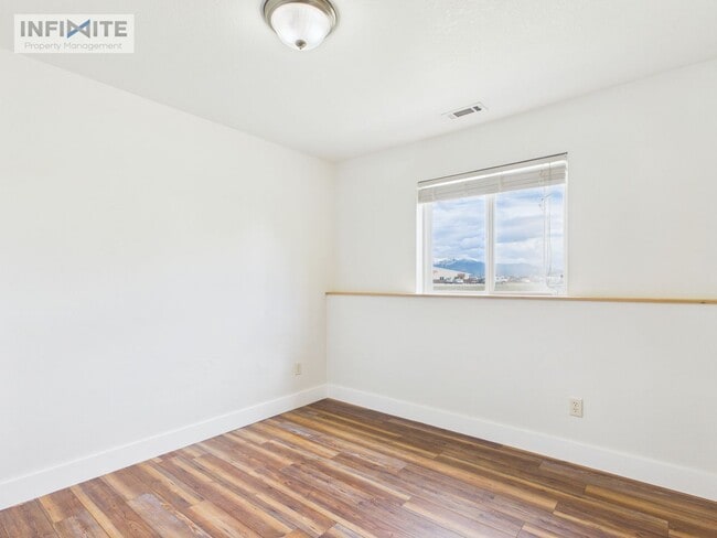 Building Photo - Updated 2 Bedroom in Belgrade
