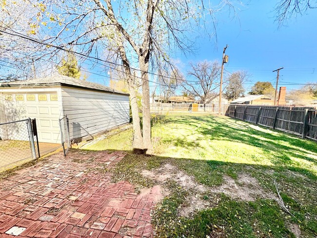 Building Photo - Freshly Painted Home Just a Few Blocks Awa...