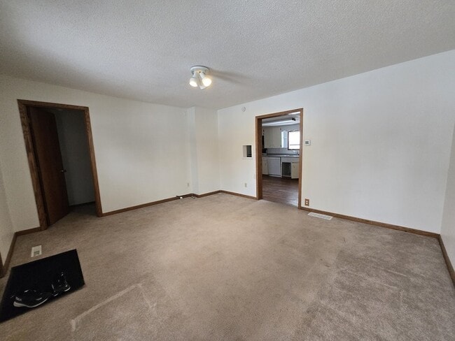 Building Photo - 301 Leonard Ave