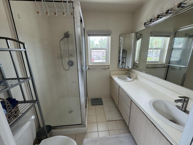 Building Photo - 20 Bedford Ct