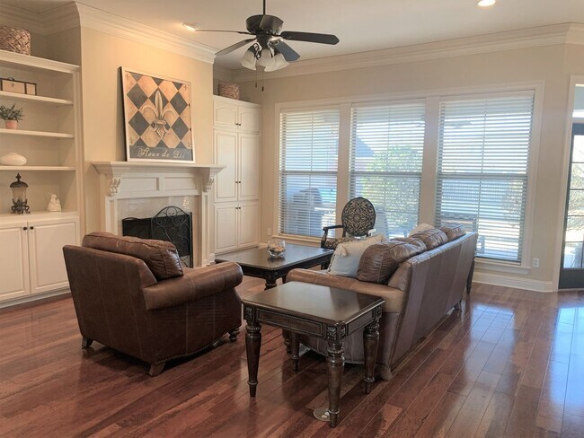 Building Photo - CARRIAGE OAKS CROSSING