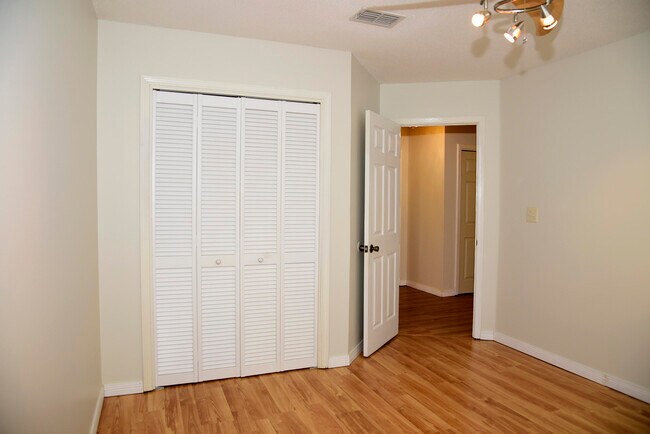Building Photo - 311 Parkwood Pl