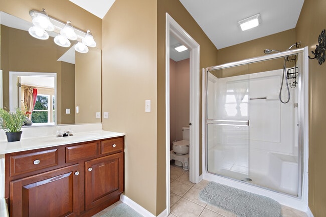 Building Photo - 1044 Oakhill Dr