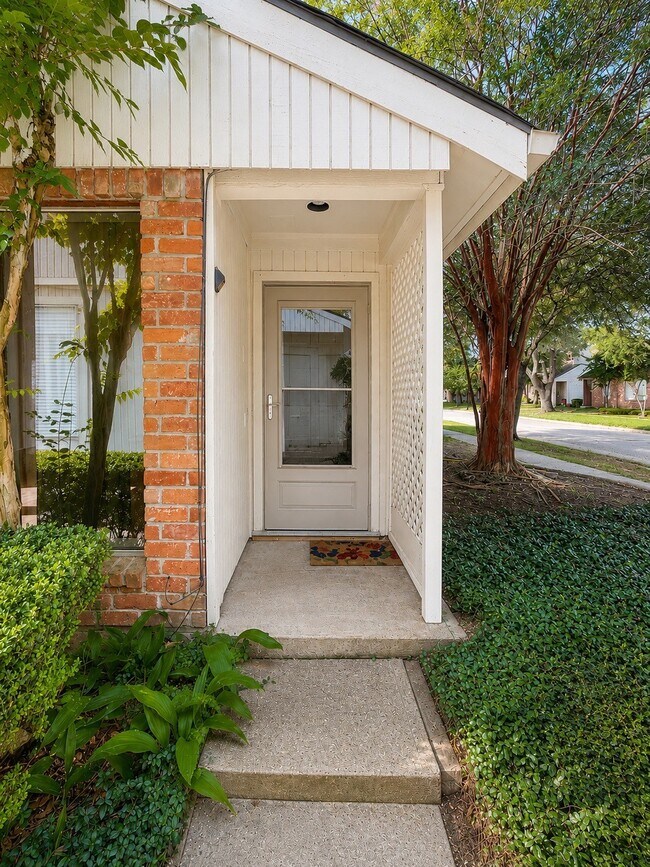 Building Photo - 7854 Green Lawn Dr