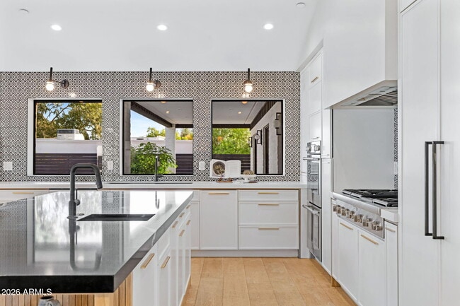 Building Photo - 3842 E San Miguel Ave