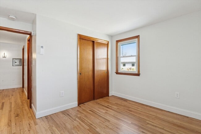 Building Photo - Available Immediately – 1B/1B Recently Renovated Unit