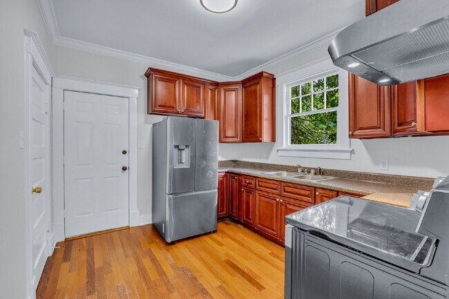 Building Photo - Cozy craftsman bungalow on Seiler Ave