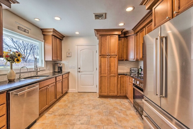 Building Photo - 500 Blossom Bend