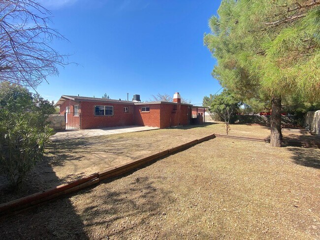 Building Photo - West El Paso 4 bed refrig A/C Home!