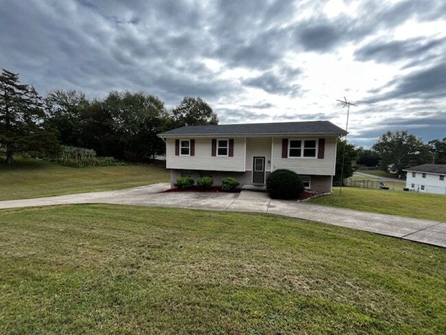 Building Photo - 4 Bedroom 2.5 Bath House with Garage and B...