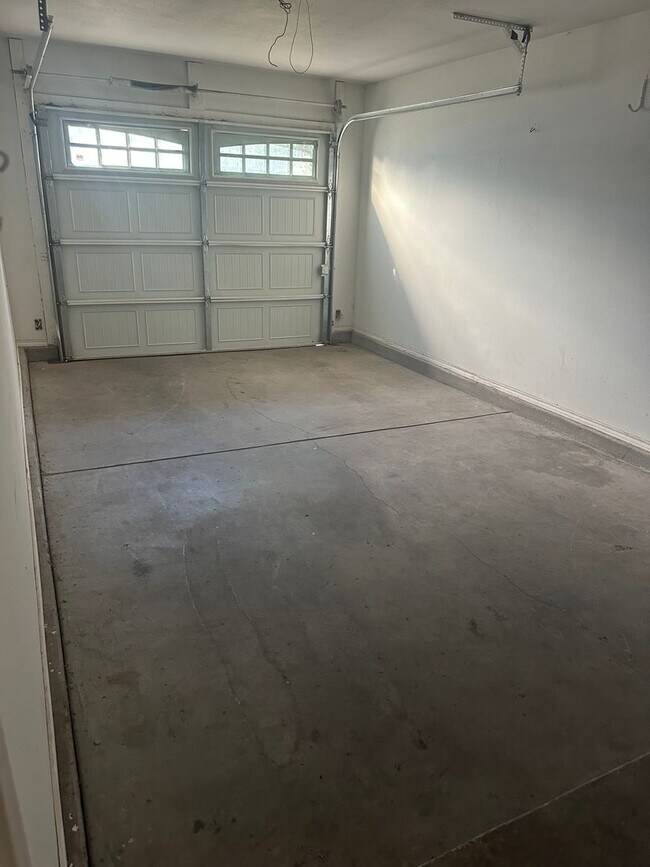 Primary Photo - 4 bed 2 bath 1 car garage on Flint Avenue!