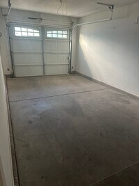 Building Photo - 4 bed 2 bath 1 car garage on Flint Avenue!