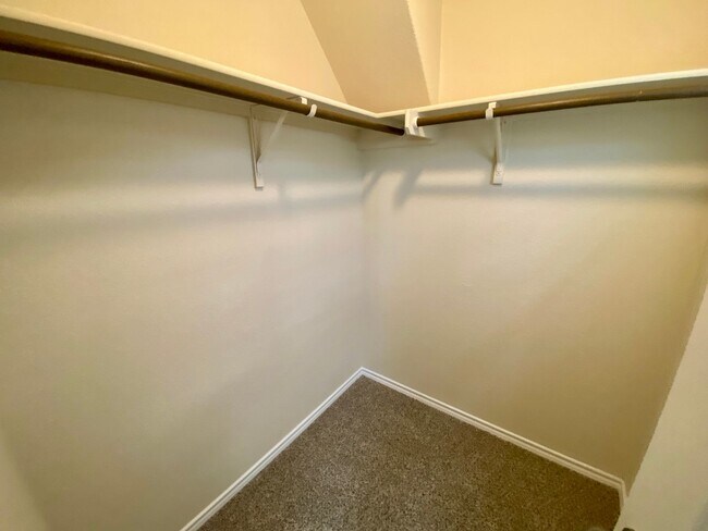 Building Photo - Spacious 4 Bedroom/Loft Area ~ Convenient ...