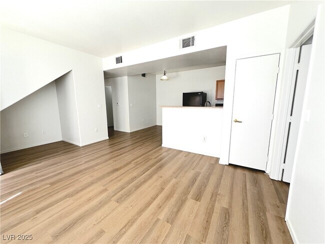Primary Photo - 2041 Hussium Hills St