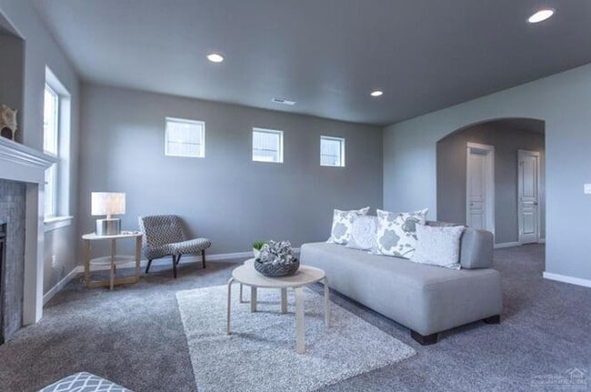 Building Photo - Newer Redmond Home with Extended 2 Car Gar...