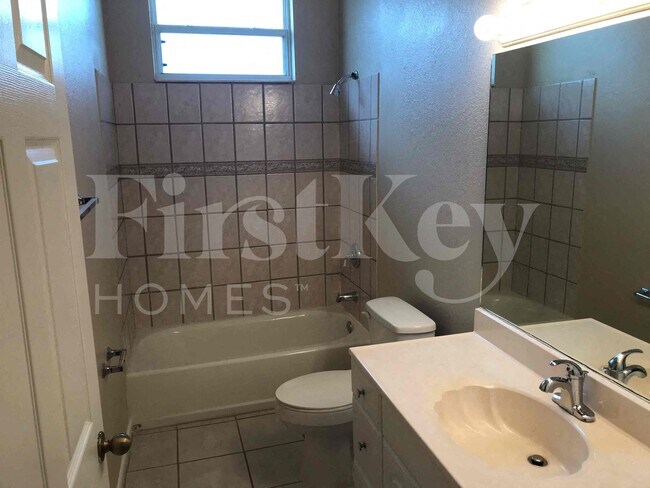 Building Photo - 1036 SE 11th St