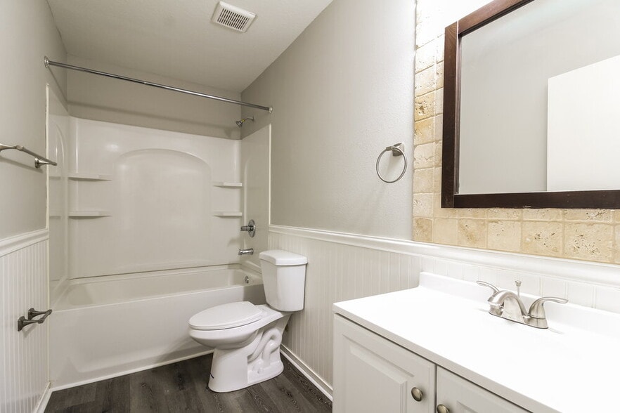 Building Photo - 76205 Deerwood Dr