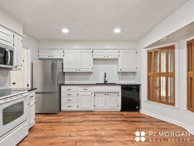 Building Photo - 3 Bedroom, 2.5 Bathroom, 2 Bonus Rooms - N...